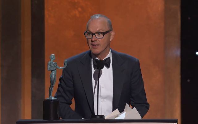 Michael Keaton se disculpó por la tardanza, estaba en el baño