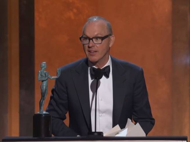 Michael Keaton se disculpó por la tardanza, estaba en el baño