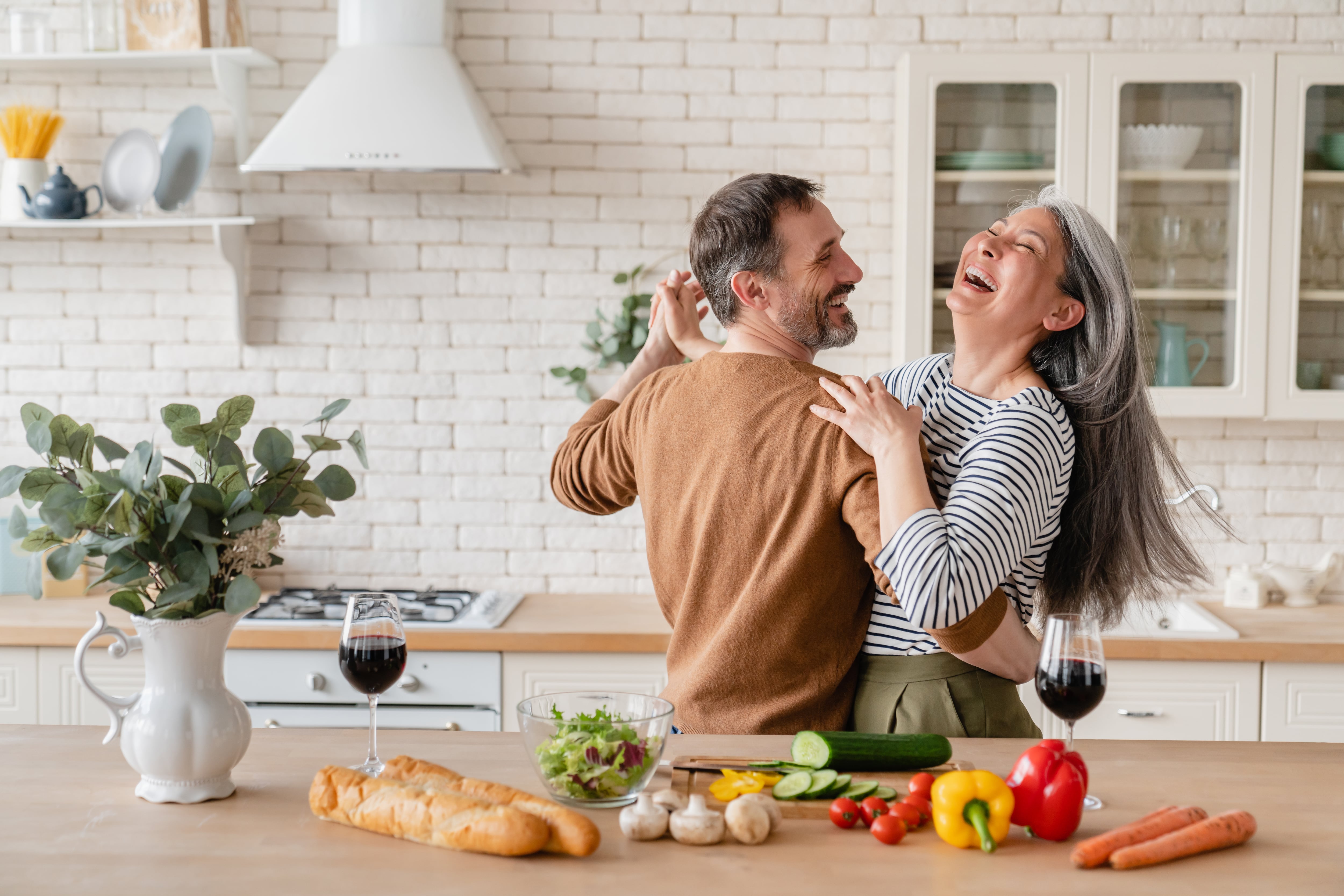 Una pareja bailando en la cocina