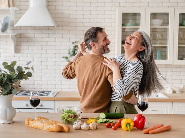 Una pareja bailando en la cocina