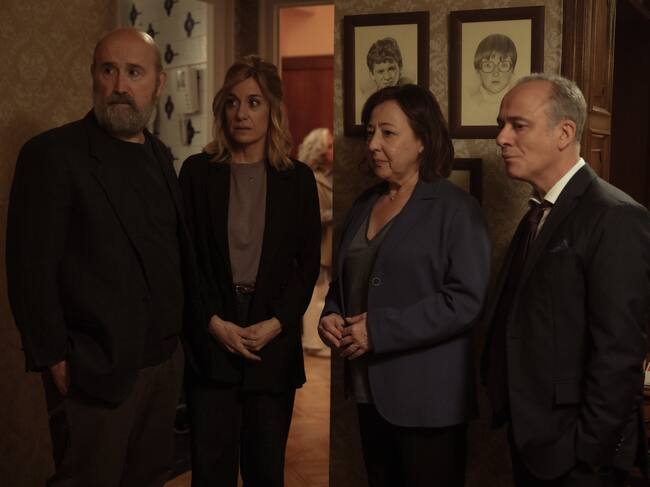 Javier Cámara como Julián, Alexandra Jiménez como Carol, Carmen Machi como Natalia y Javier Gutiérrez como Victor en '53 Domingos'. / Manolo Pavón/Netflix © 2025