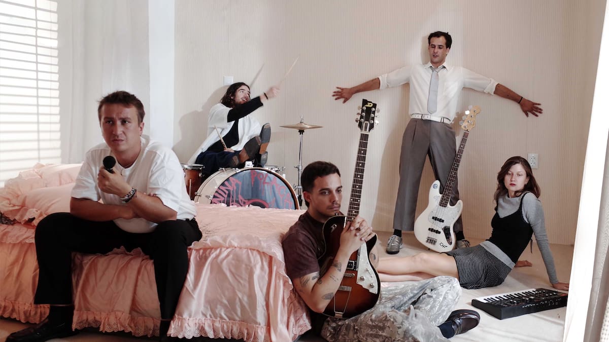 Niña Polaca presenta nuevo álbum: “No vamos a morir de hambre por decir lo que pensamos”