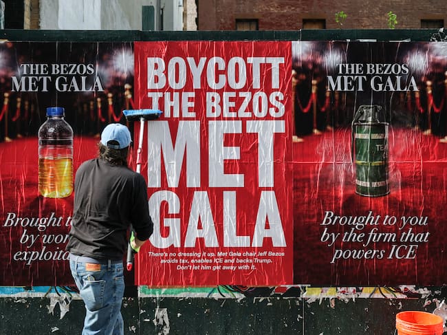 Una persona coloca carteles con el lema «Boicot a la Gala Met de Bezos» en la ciudad de Nueva York el 15 de abril de 2026. Jeff Bezos, de Amazon, y Lauren Sánchez son los principales patrocinadores y copresidentes honorarios de la Gala Met de 2026, que tendrá lugar el 4 de mayo