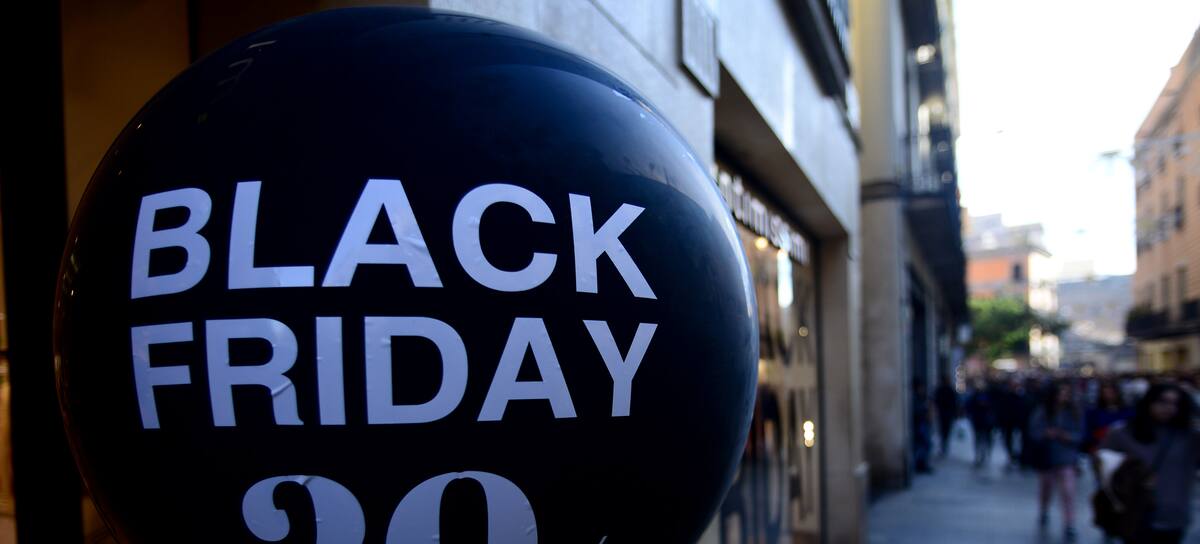 Una tienda de Barcelona anuncia descuentos por el Black Friday.
