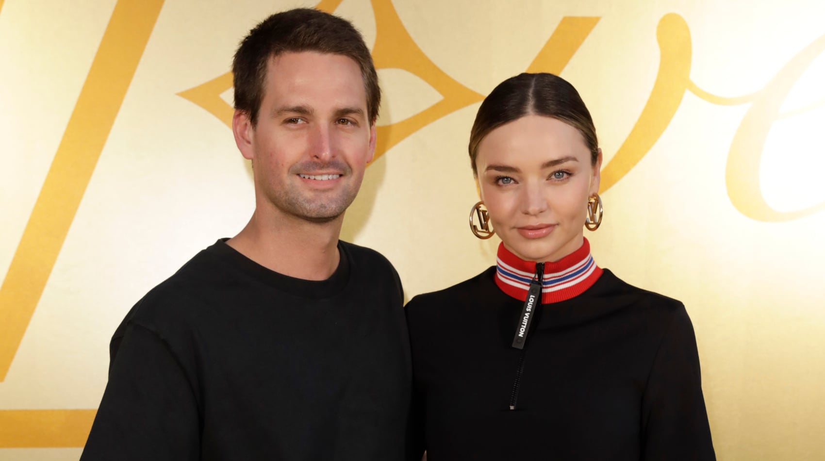 Miranda Kerr y Evan Spiegel acuden al primer desfile de Pharrell Williams para Louis Vuitton.