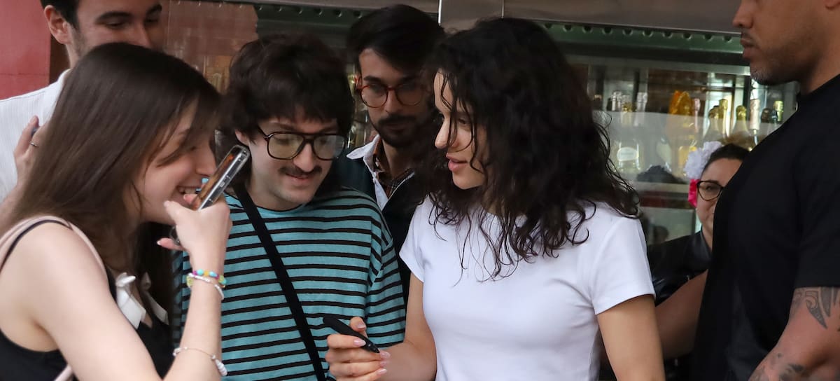 Rosalía firmando autógrafos en Sevilla, en mayo de 2026.