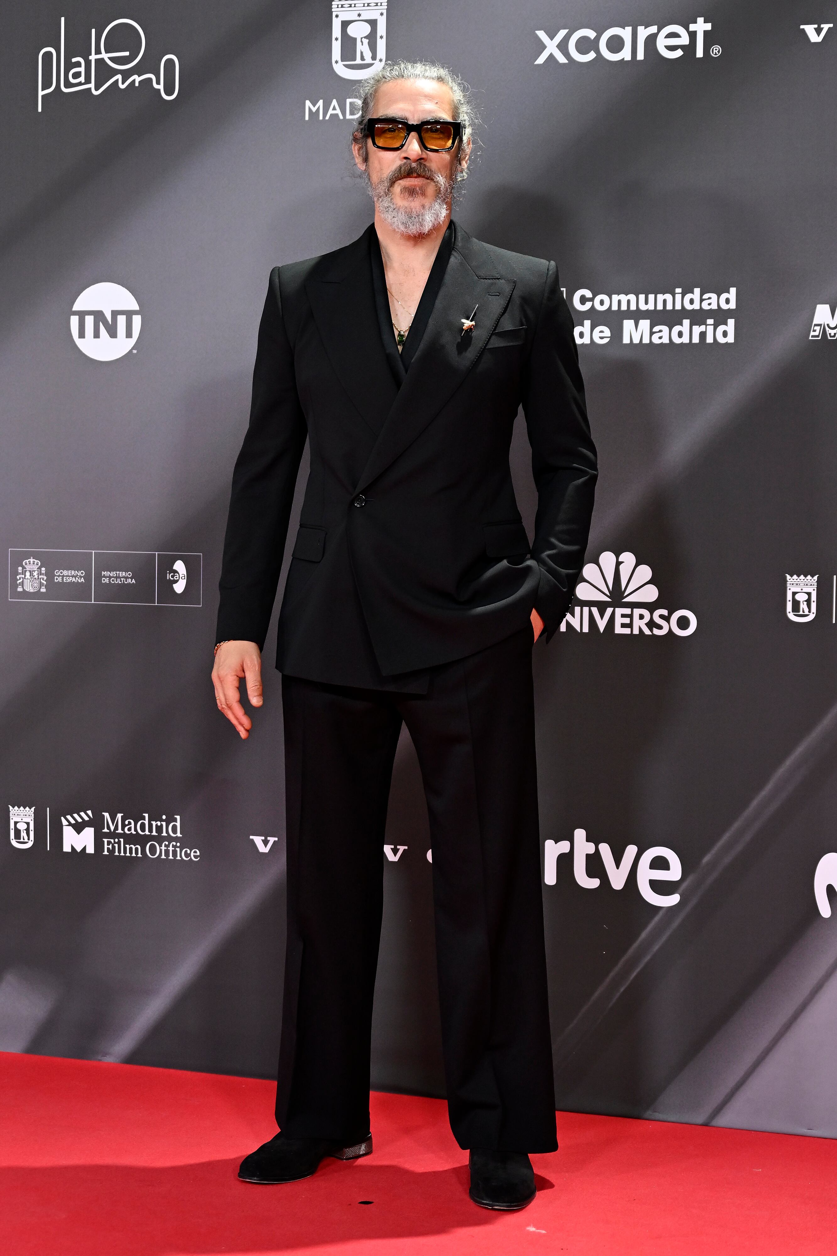 Completamente de negro, con gafas oscuras y su habitual look bohemio ha aparecido Óscar Jaenada luciendo estilo personal.