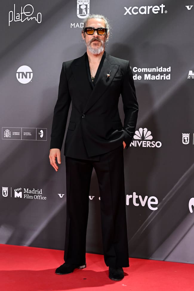 Completamente de negro, con gafas oscuras y su habitual look bohemio ha aparecido Óscar Jaenada luciendo estilo personal.