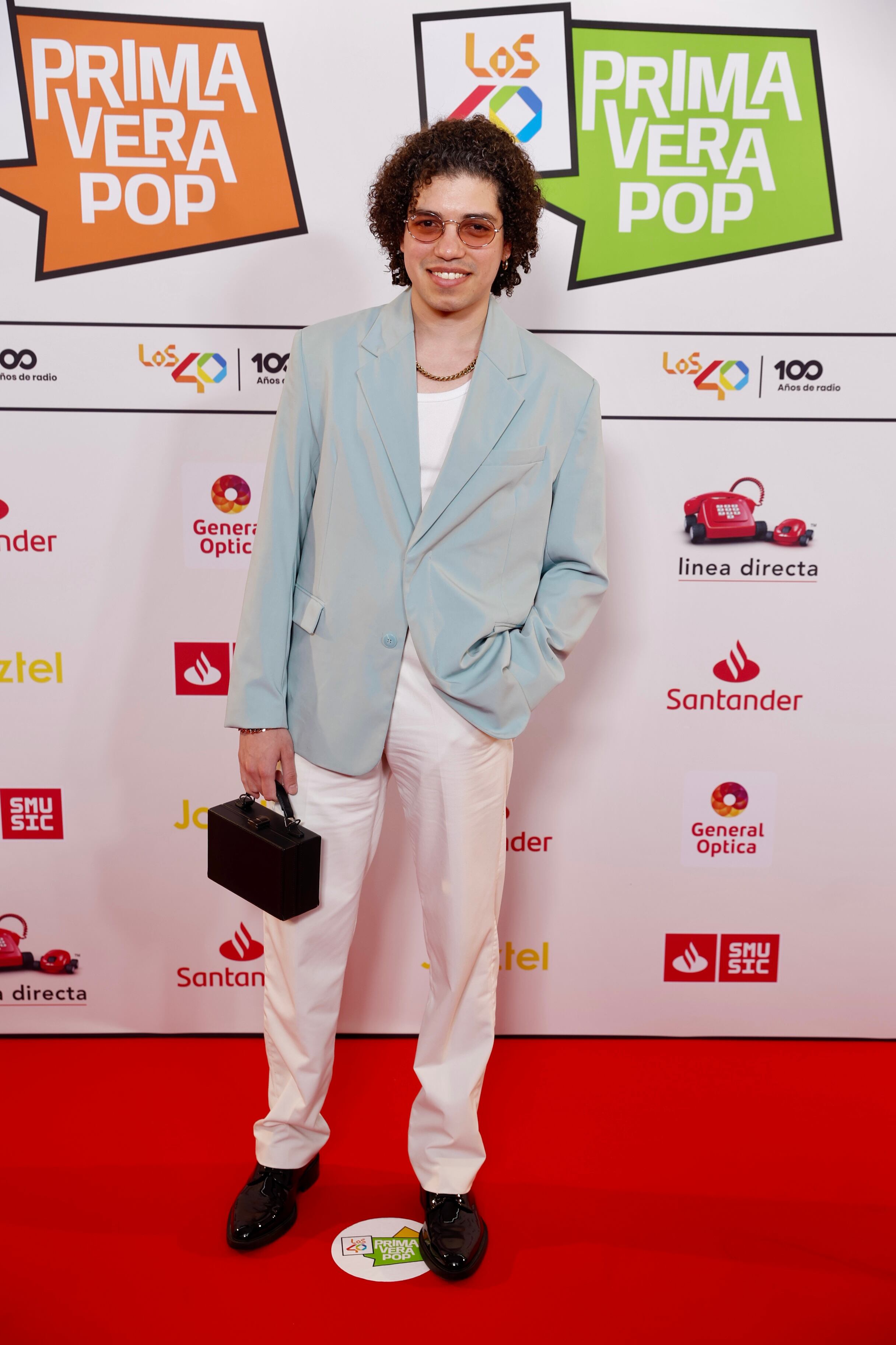 Tras nuestros locutores han empezado a llegar los primeros artistas, uno de ellos Andreew. El venezolano afincado en España que ganó el Mad Cool Talent 2022 ha dejado que tiene mucho flow. No había más que ver su look para esta noche. No todos los chicos se atreven con un bolso en una alfombra roja.