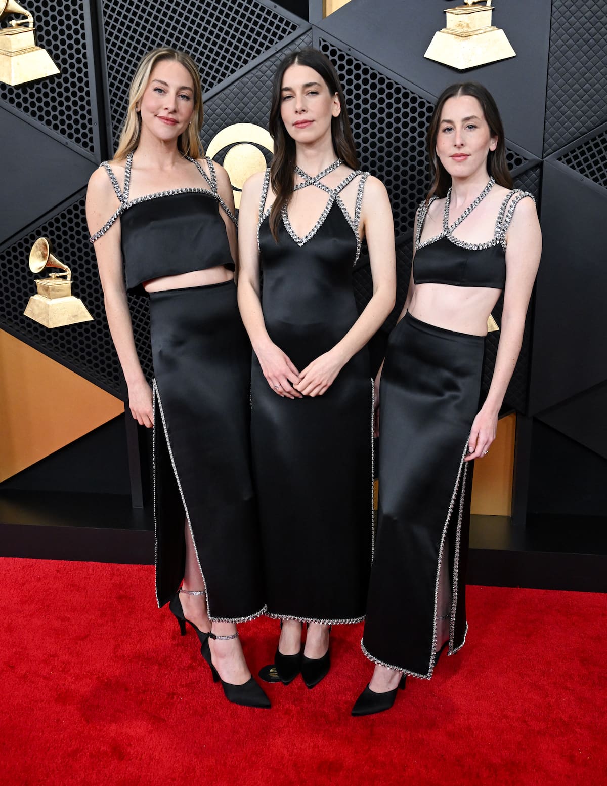 Las hermanas Este, Danielle y Alana Haim han llegado completamente conjuntadas con tres diseños similares de Louis Vuitton.