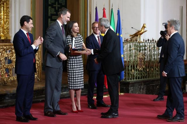 Los Reyes de España entregan la Medalla de Oro de las Bellas Artes a David Summers.