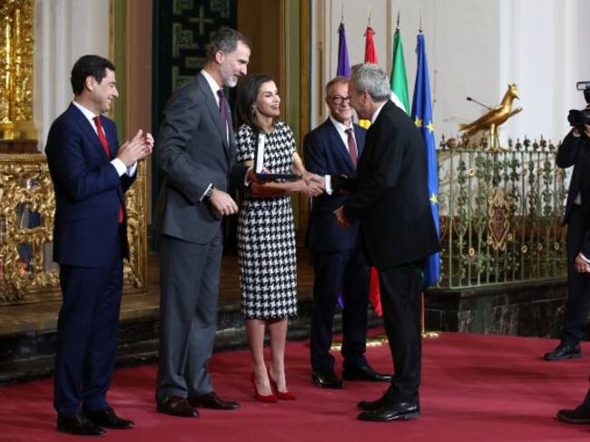 Los Reyes de España entregan la Medalla de Oro de las Bellas Artes a David Summers.