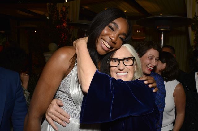 Venus Williams y Jane Campion abrazadas en una de las fiestas del domingo.