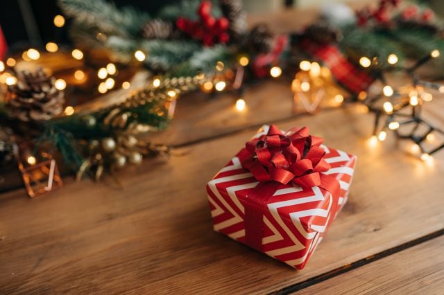 Caja con el regalo de Navidad y otros adornos.