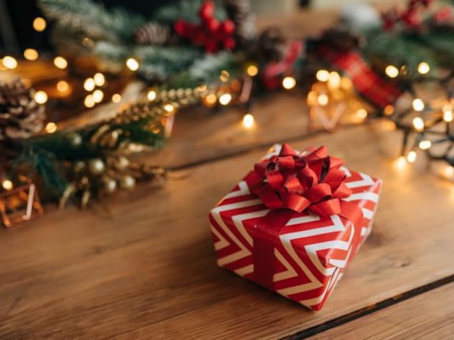 Caja con el regalo de Navidad y otros adornos.