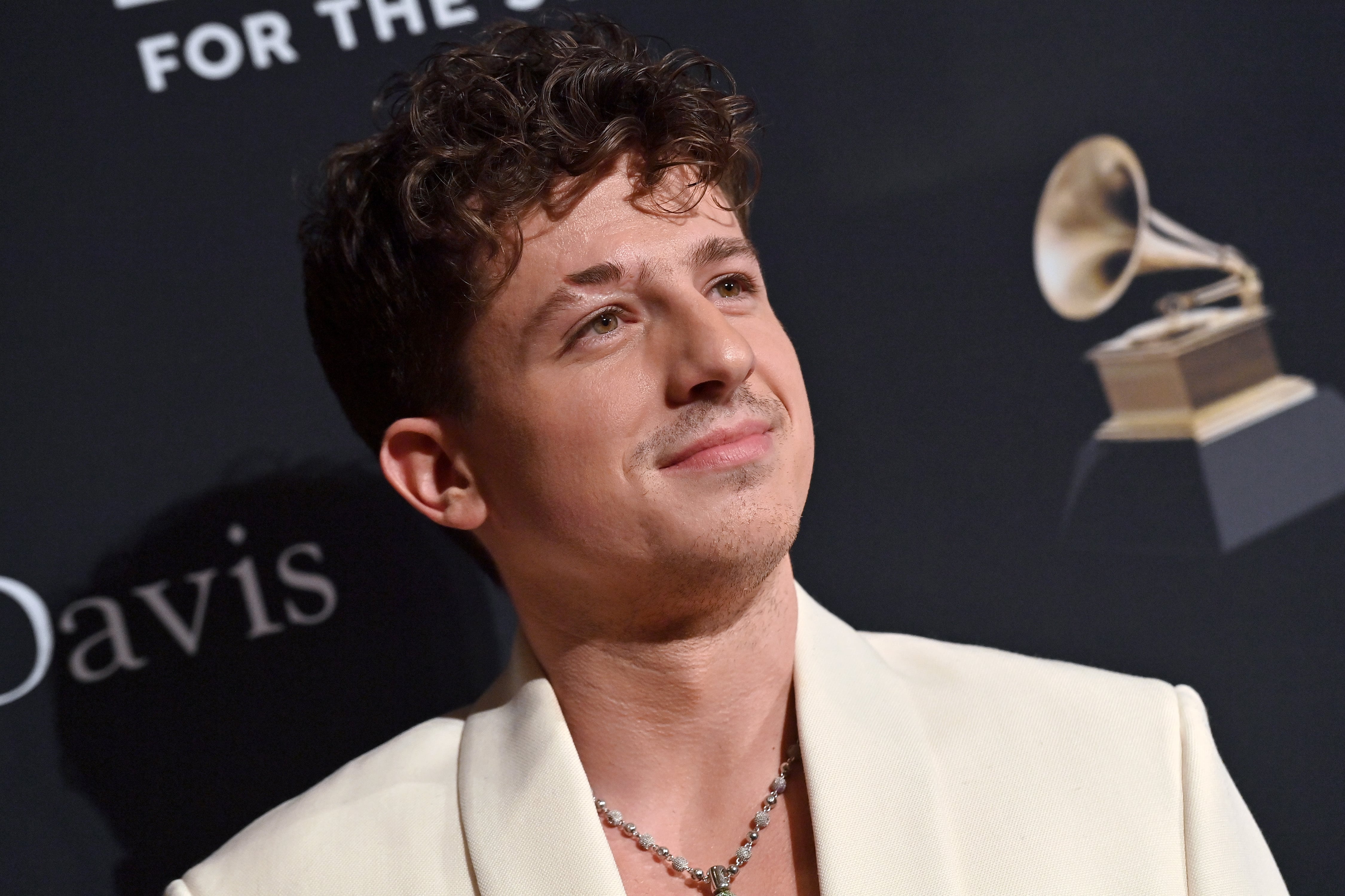 Charlie Puth en los Grammy 2023