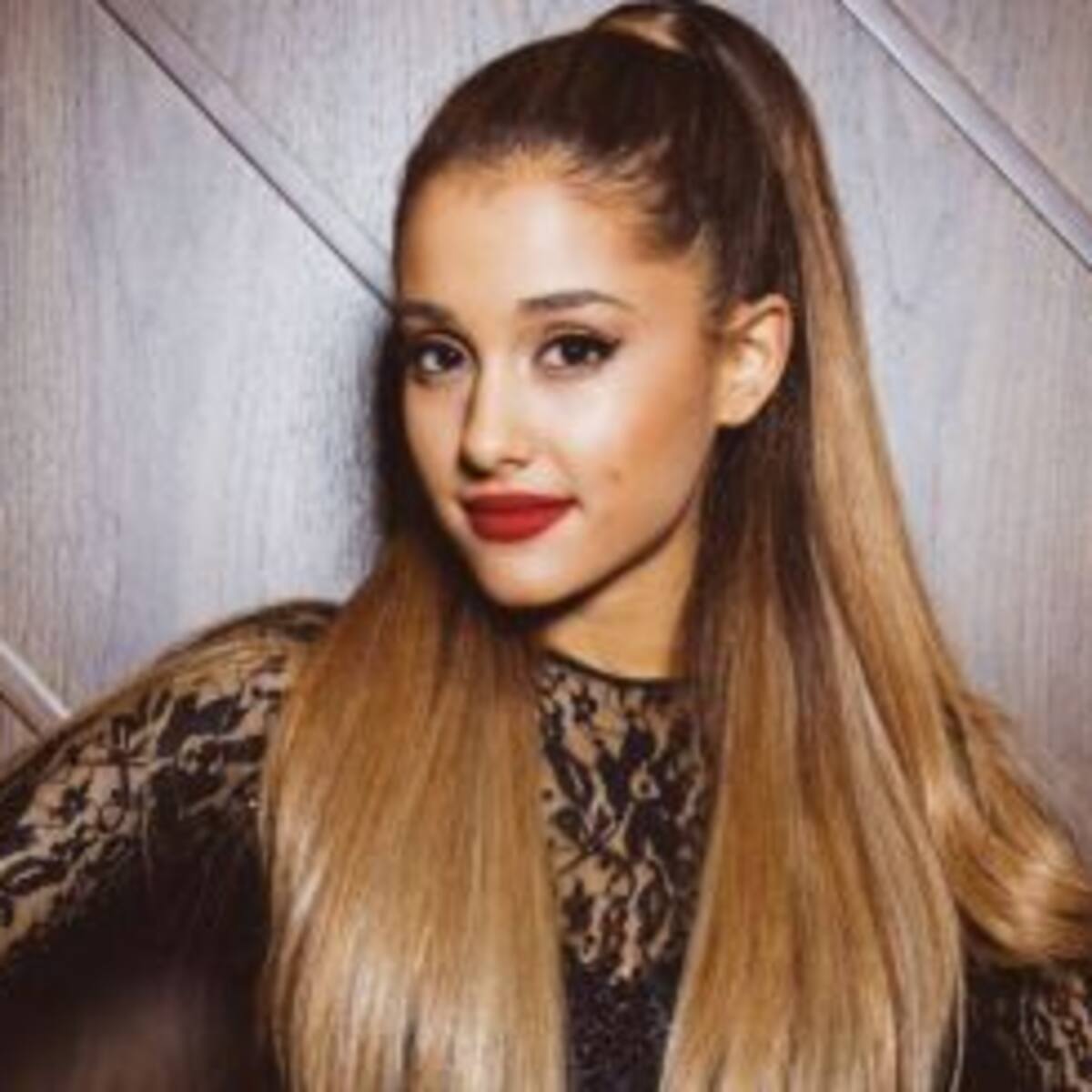 Ariana grande homenajeó a Whitney Houston
