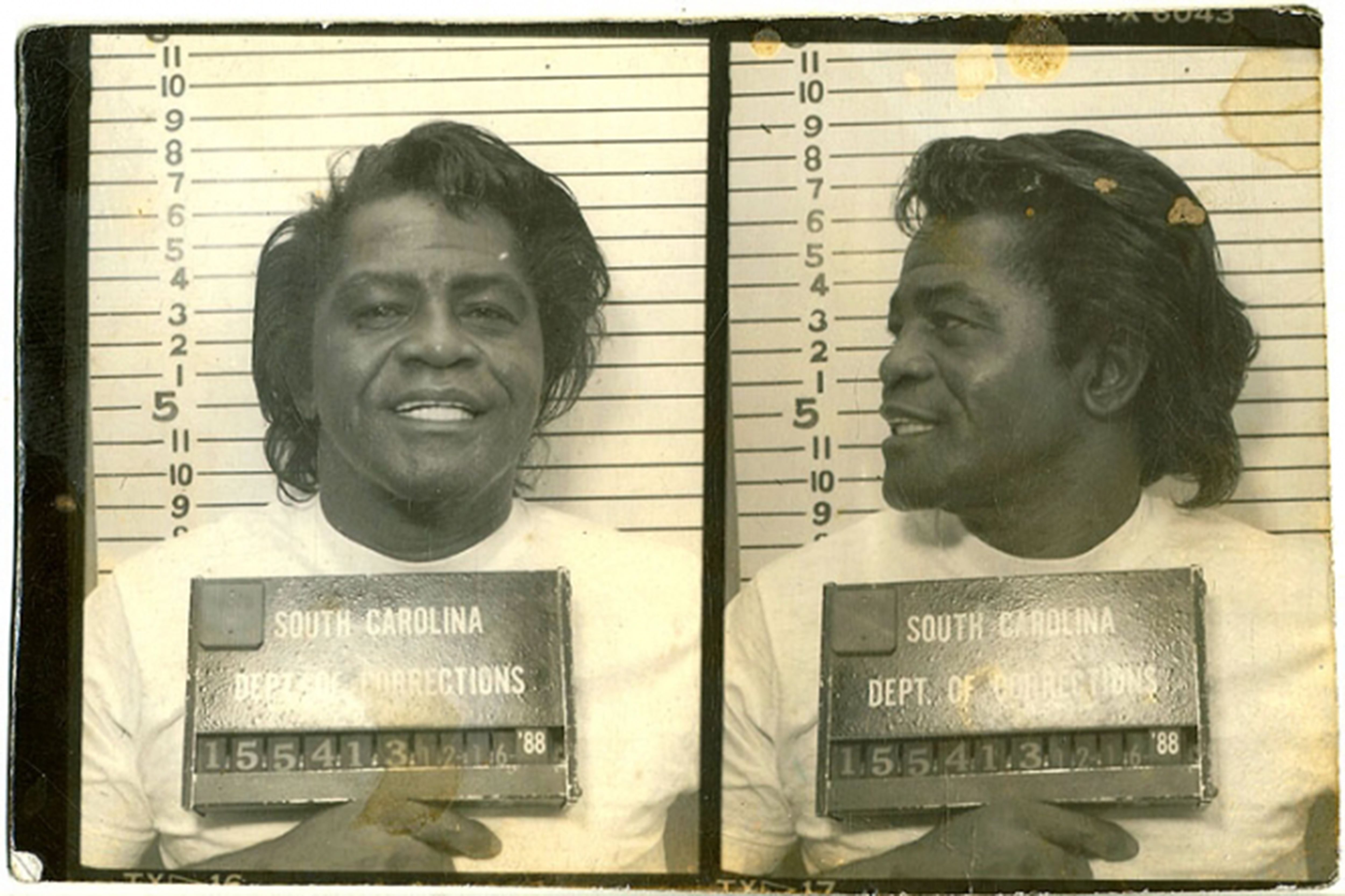 James Brown posó para esta foto policial del Departamento de Correccionales de Carolina del Sur en 1988 después de que un jurado lo encontró culpable de asalto agravado, posesión de armas y falta de detención para la policía.