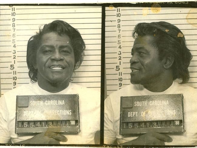 James Brown posó para esta foto policial del Departamento de Correccionales de Carolina del Sur en 1988 después de que un jurado lo encontró culpable de asalto agravado, posesión de armas y falta de detención para la policía.
