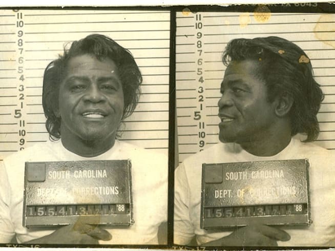 James Brown posó para esta foto policial del Departamento de Correccionales de Carolina del Sur en 1988 después de que un jurado lo encontró culpable de asalto agravado, posesión de armas y falta de detención para la policía.