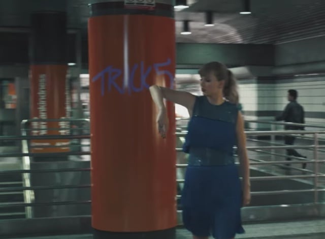 En los grafitis del vídeo se puede leer &quot;Track 5&quot;