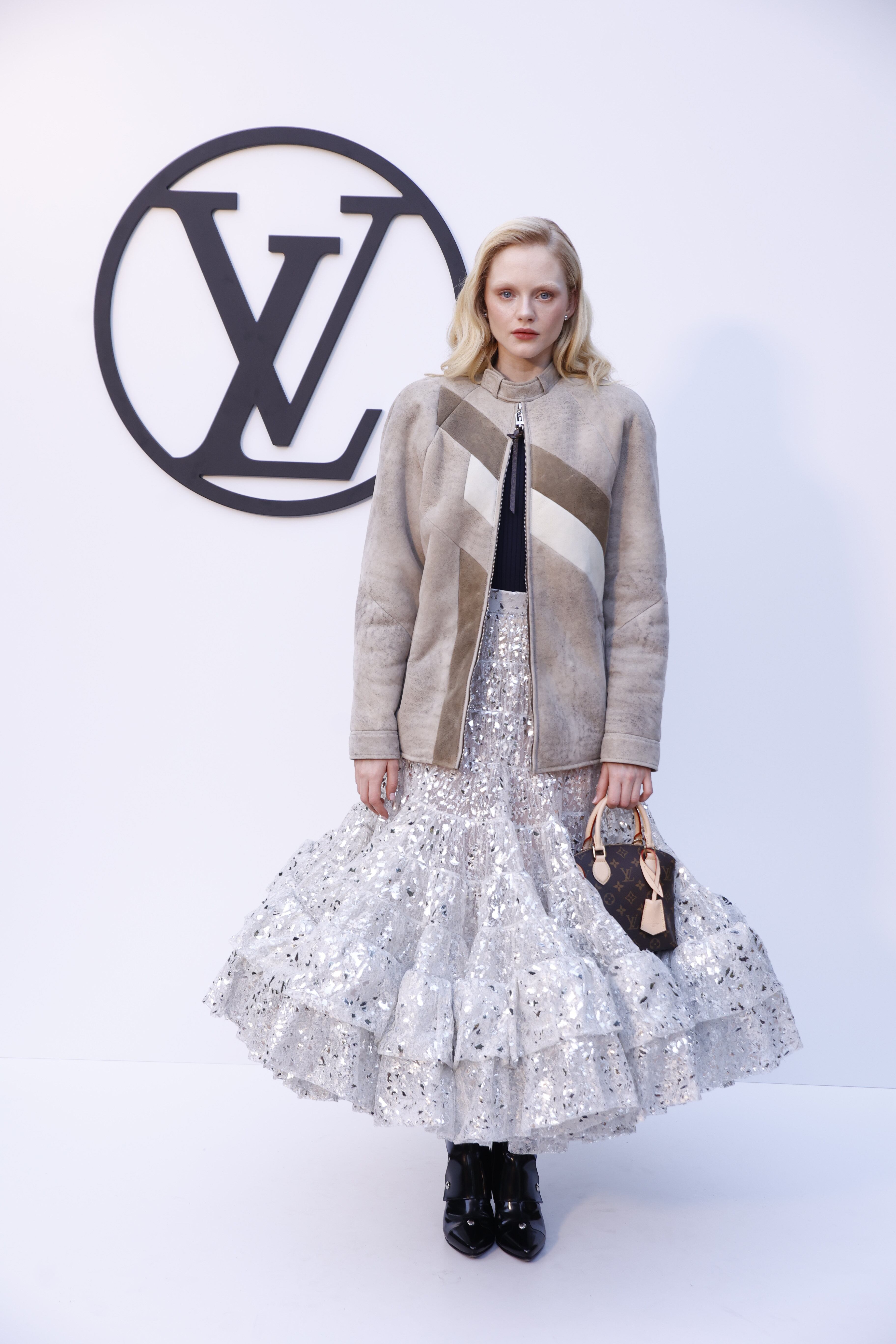 La actriz británica que hemos visto en series como ‘Mayor of Kingstown’ llevaba el look más español con esa falda de volantes sobre la que se puso una chaqueta de lana, tal vez demasiado abrigada para esta primavera.