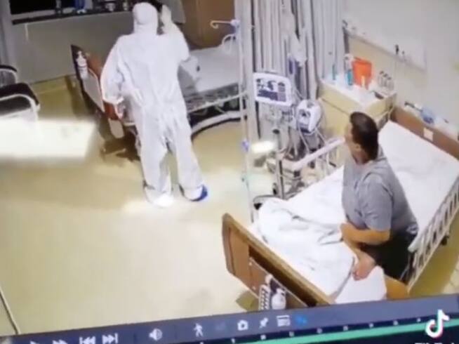 Paciente confunde a enfermero con fantasma, se hace viral