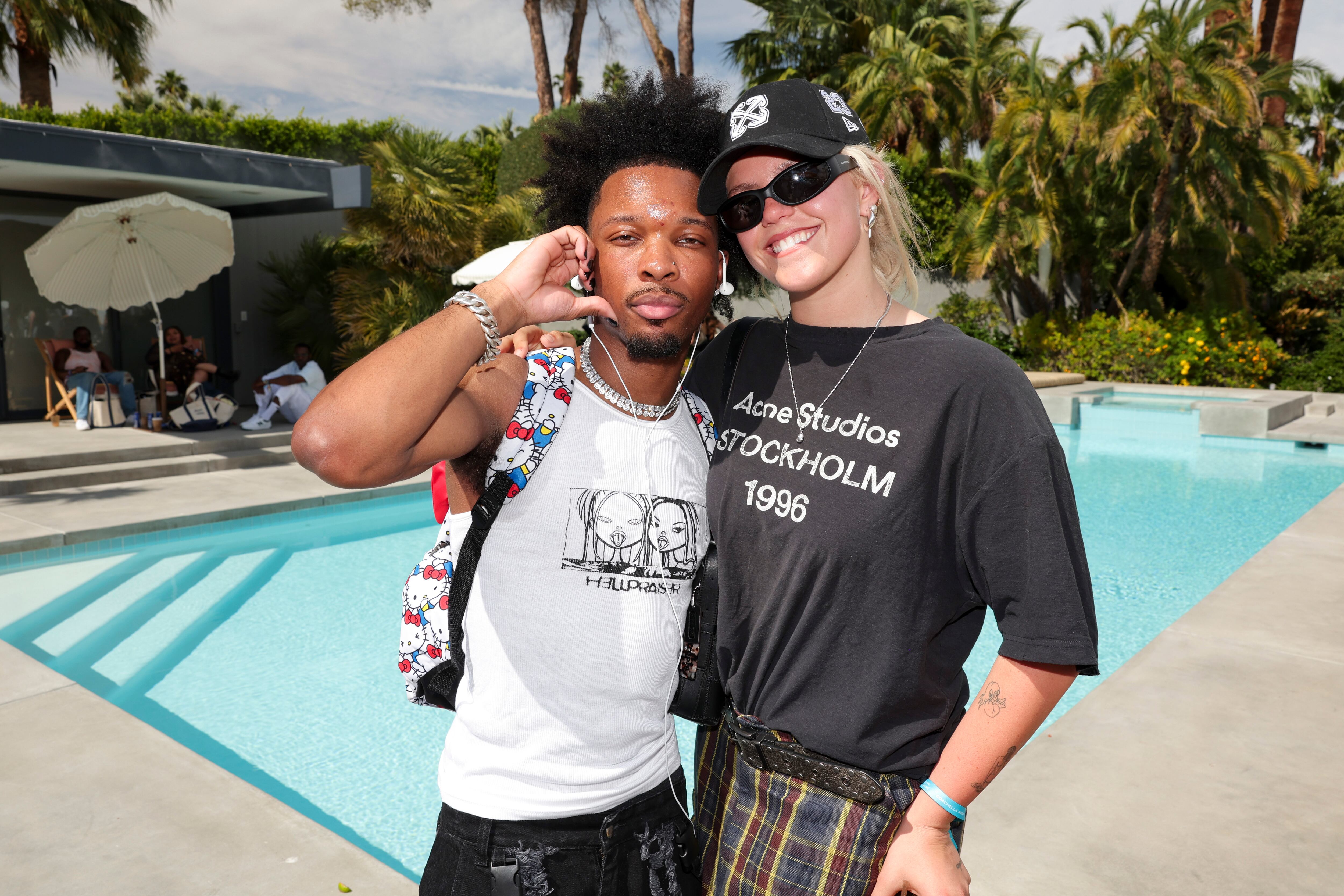 Este festival sirve para reencuentro de amigos y d4vd y Renee Rapp no han dudado en posar juntos.