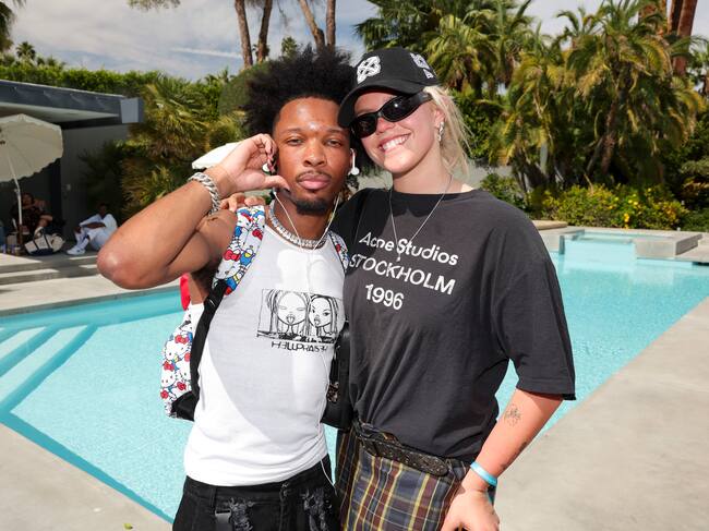 Este festival sirve para reencuentro de amigos y d4vd y Renee Rapp no han dudado en posar juntos.