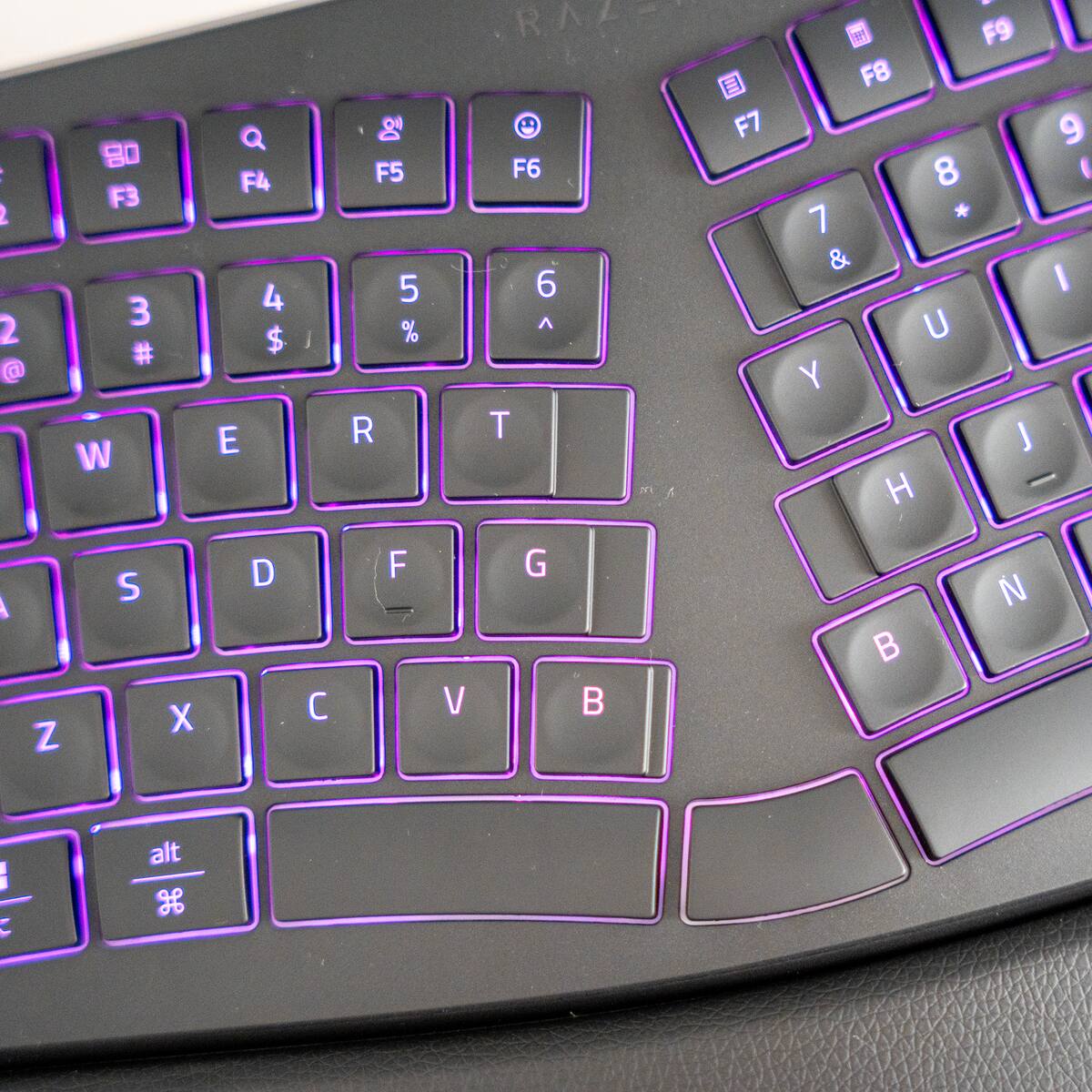Razer Pro Type Ergo: el teclado que separa tus manos para que escribas mejor