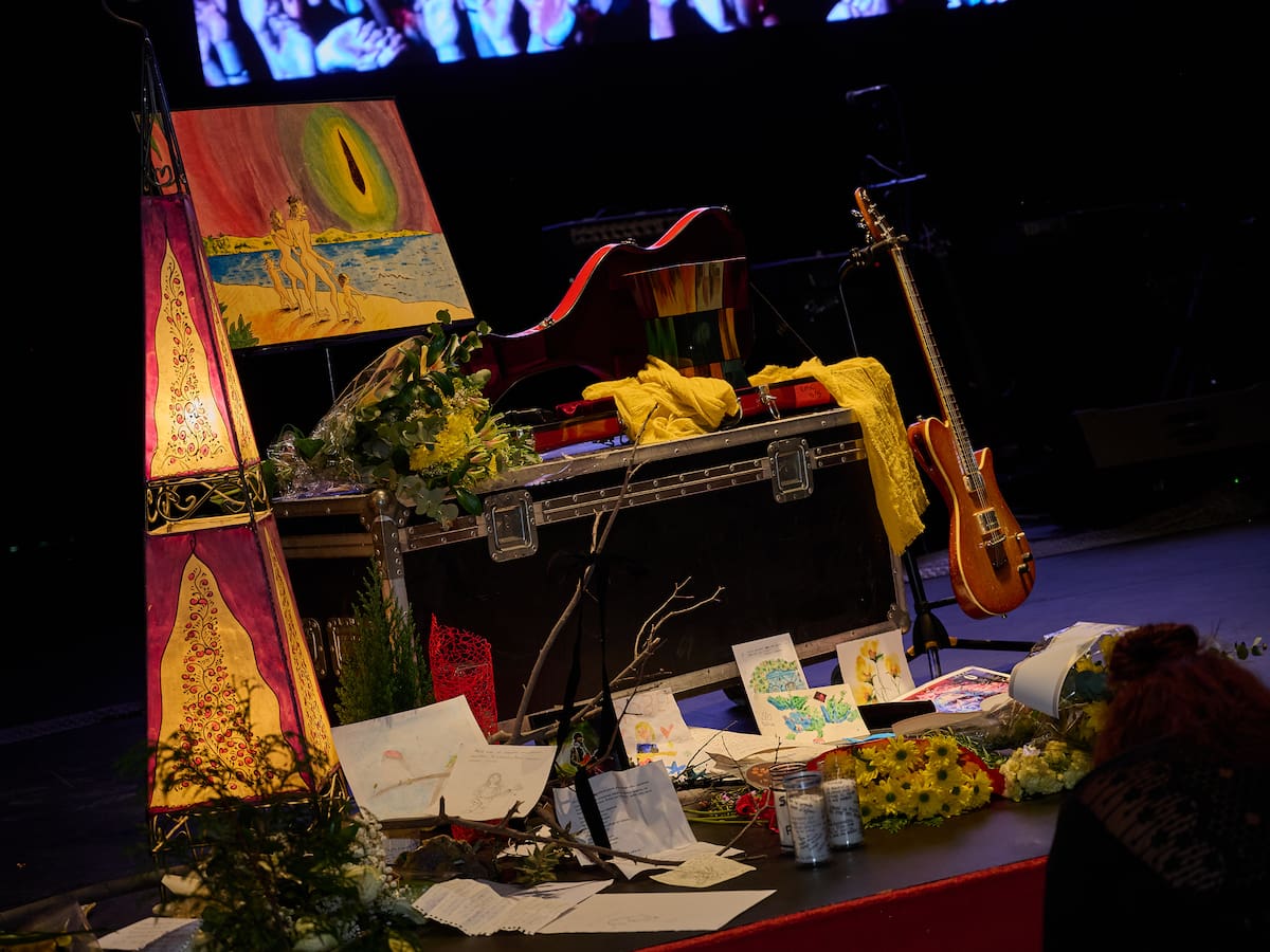 Robe Iniesta sigue estando presente: De las lágrimas de Fito Cabrales a su despedida en Plasencia