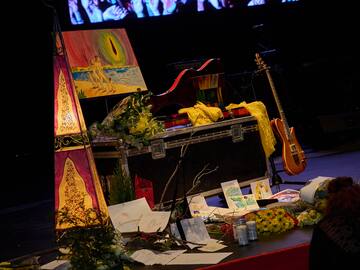 Robe Iniesta sigue estando presente: De las lágrimas de Fito Cabrales a su despedida en Plasencia