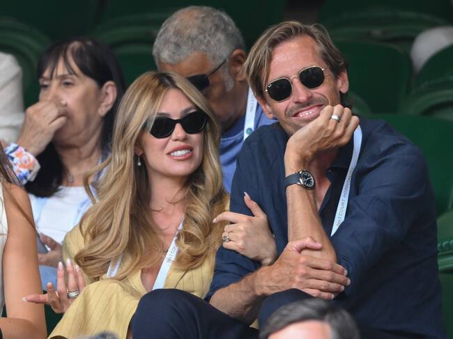 El ex futbolista Peter Crouch y la modelo y televisiva Abbey Clancy han estado casados durante 14 años y comparten cuatro hijos juntos, tienen un podcast sobre terapia de pareja donde vuelcan sus problemas y parece que les funcionan porque ahí siguen juntos, pese a los problemas normales de cualquier matrimonio.