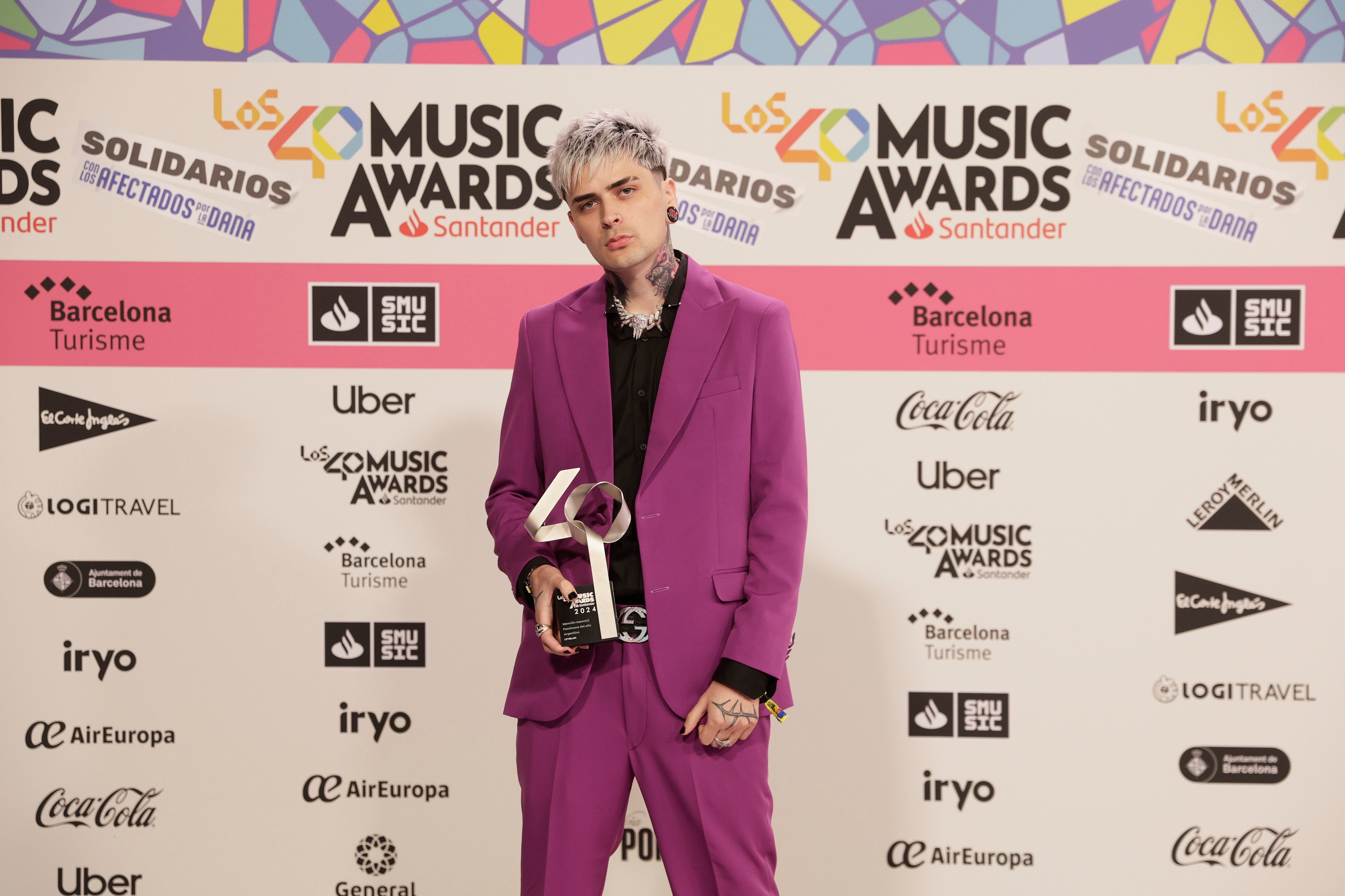 LIT Killah ha sido uno de los primeros ganadores de la noche. El argentino, siempre acompañado de ese color púrpura tan característico de su estética, se ha llevado un premio LOS40 Music Awards Santander 2024 a &#039;Fenómeno Argentino del Año&#039;.