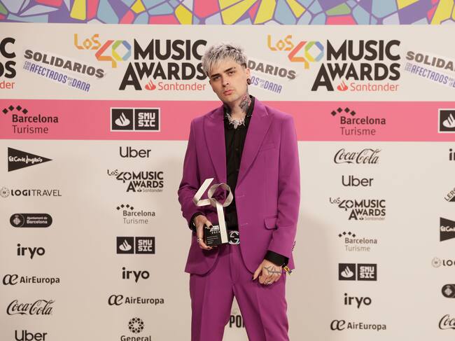LIT Killah ha sido uno de los primeros ganadores de la noche. El argentino, siempre acompañado de ese color púrpura tan característico de su estética, se ha llevado un premio LOS40 Music Awards Santander 2024 a 'Fenómeno Argentino del Año'.