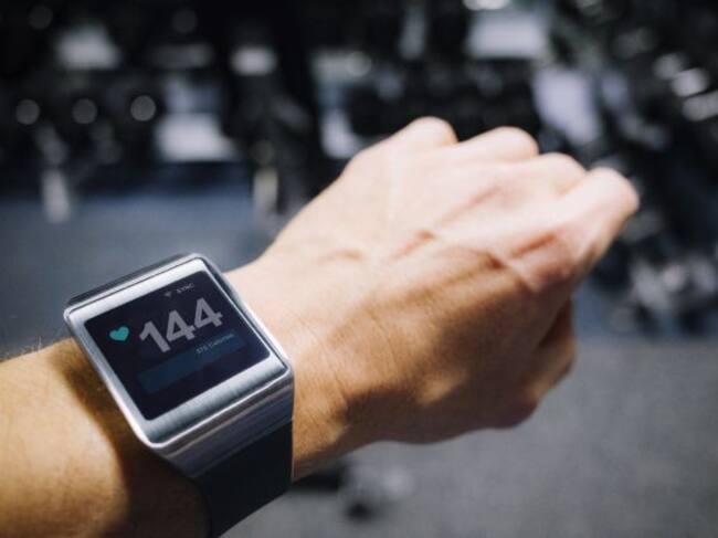 Un 'smart watch' muestra las pulsaciones mientras una persona hace deporte.