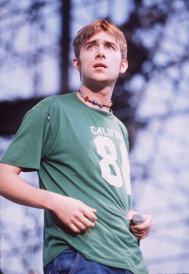 Damon Albarn, actuando con Blur en 1997.