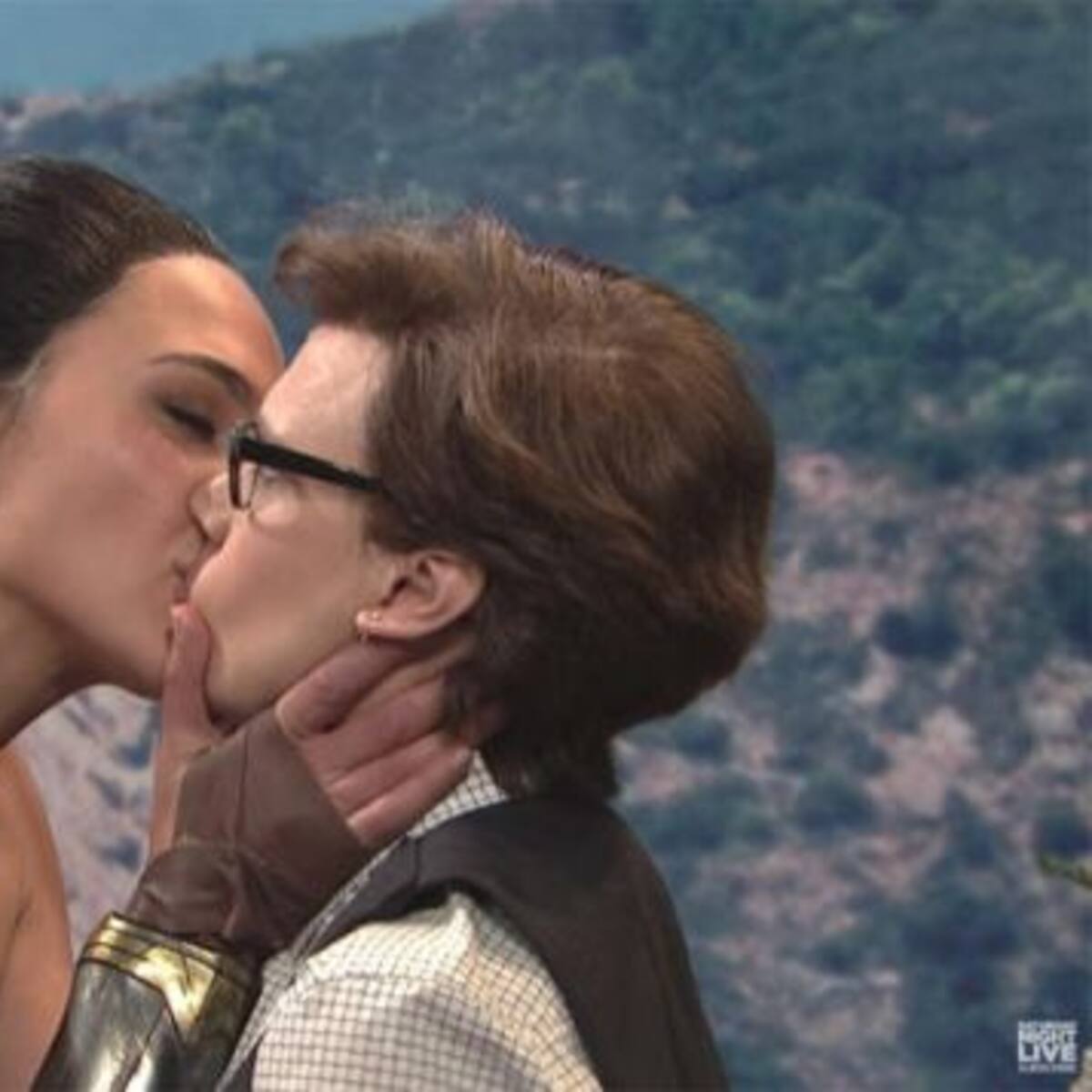 Gal Gadot besó a otra mujer en parodia de Wonder Woman
