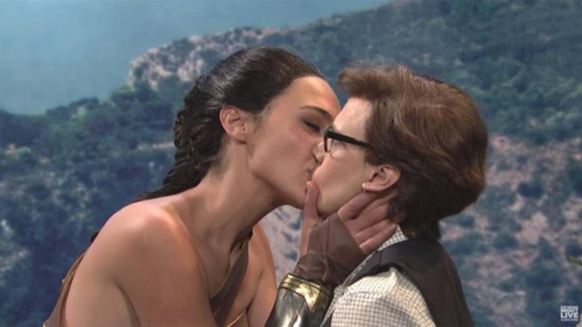 Gal Gadot besó a otra mujer en parodia de Wonder Woman