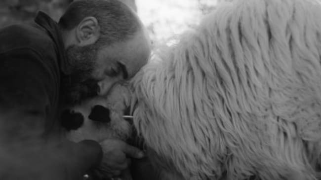 Íñigo Martínez caracterizado como Armugán en una escena de la película