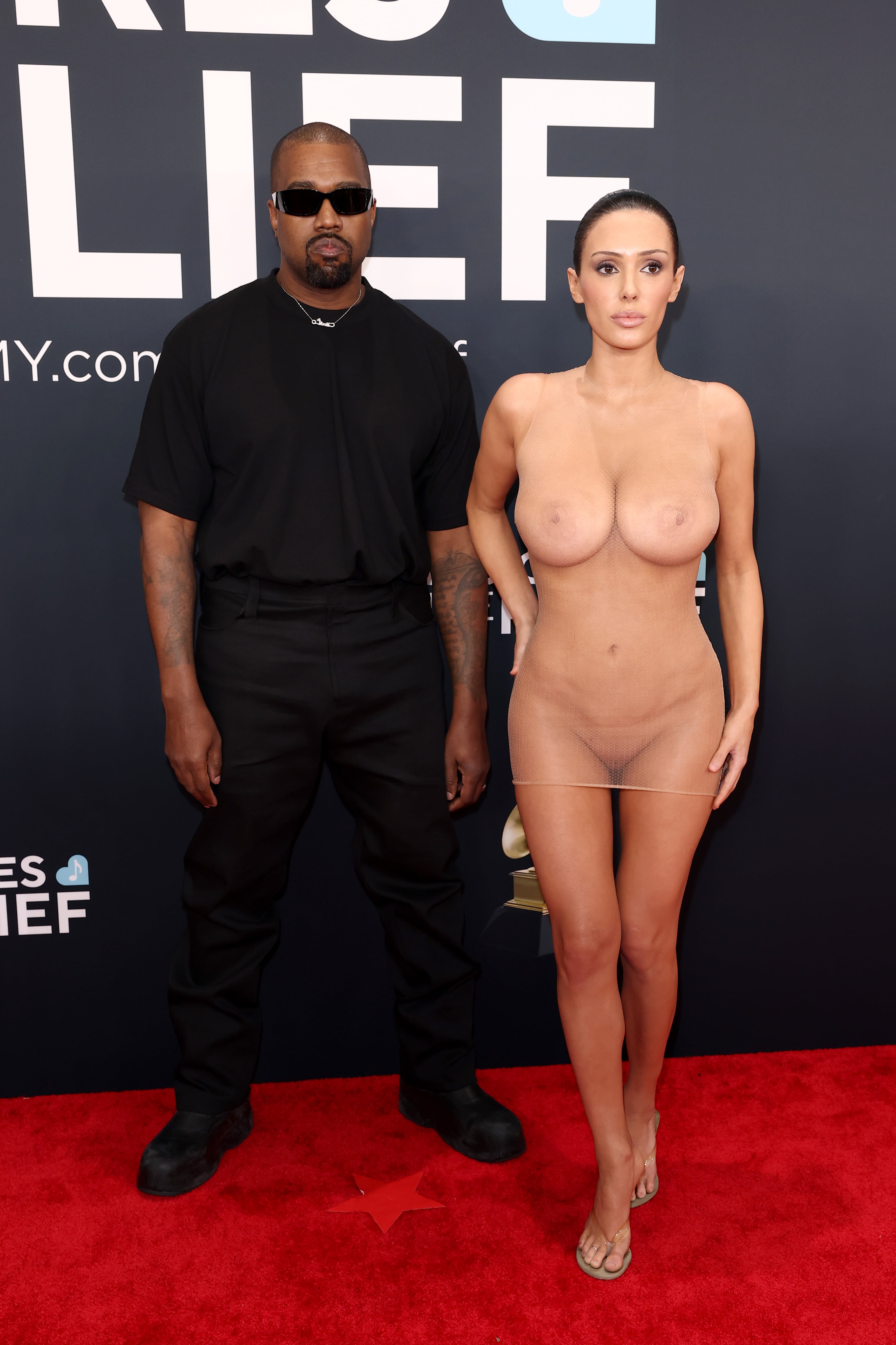 Sin duda, la pareja de la que más se ha hablado por su posado en la alfombra roja ha sido la de Kanye West y Blanca Censori. El atrevido outfit de ella ha llenado multitud de titulares. Eso sí, lo suyo no pasó de ahí, no tenían invitación para entrar en la gala.