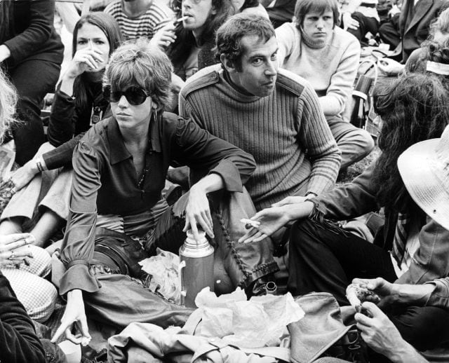 En el festival de Wight Island, la actriz estadounidense Jane Fonda y el director francés Roger Vadim, sentados entre los jóvenes de los años 70, mientras esperan el concierto de Bob Dylan.