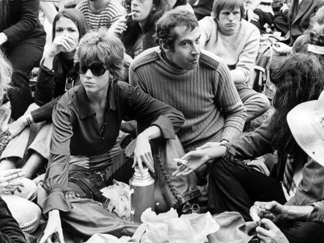 En el festival de Wight Island, la actriz estadounidense Jane Fonda y el director francés Roger Vadim, sentados entre los jóvenes de los años 70, mientras esperan el concierto de Bob Dylan.
