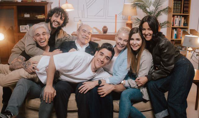 Así han cambiado Los Serrano en el videoclip de Uno más uno son 7 de Fran Perea por su veinte aniversario.