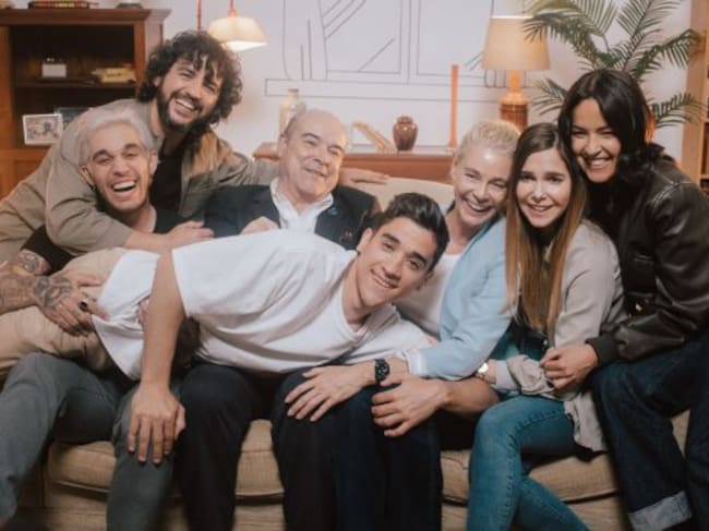 Así han cambiado Los Serrano en el videoclip de Uno más uno son 7 de Fran Perea por su veinte aniversario.