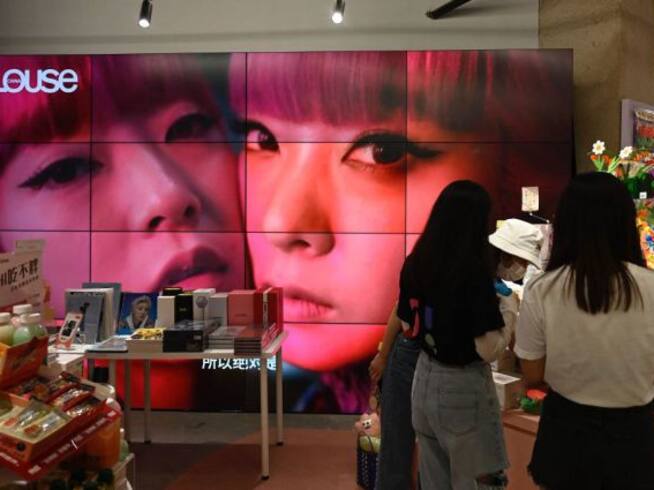 China prohíbe programas de televisión con hombres demasiado femeninos