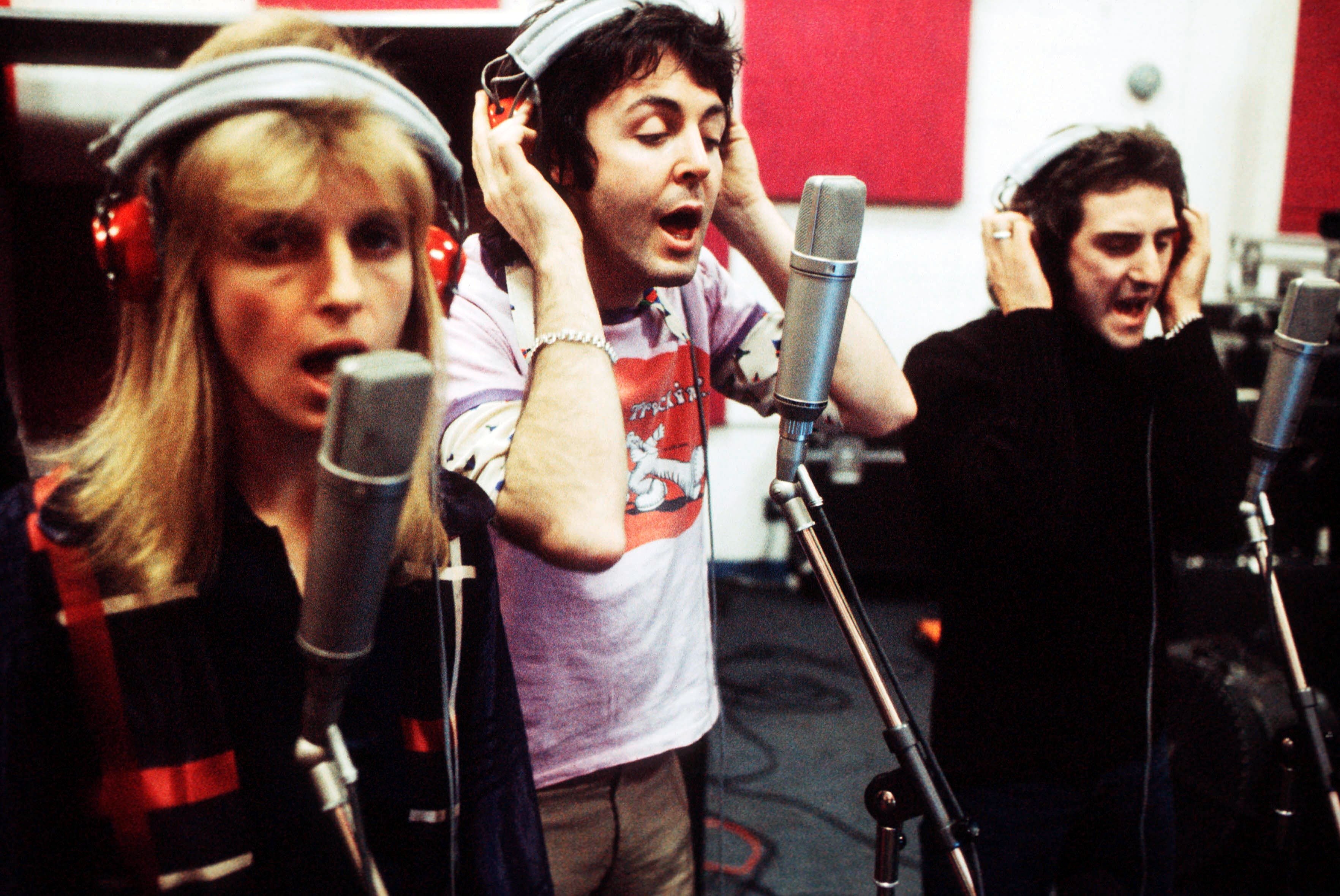 Linda McCartney, Paul McCartney y Denny Laine, integrantes de Wings, durante una grabación en Londres, el 21 de noviembre de 1973.