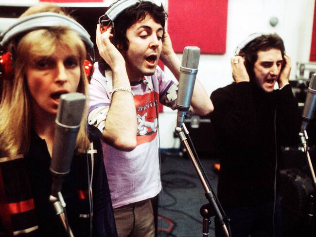 Linda McCartney, Paul McCartney y Denny Laine, integrantes de Wings, durante una grabación en Londres, el 21 de noviembre de 1973.