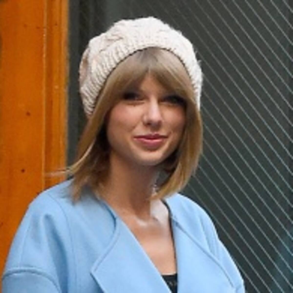 Taylor Swift sonríe mientras duerme porque sueña que está siendo fotografiada