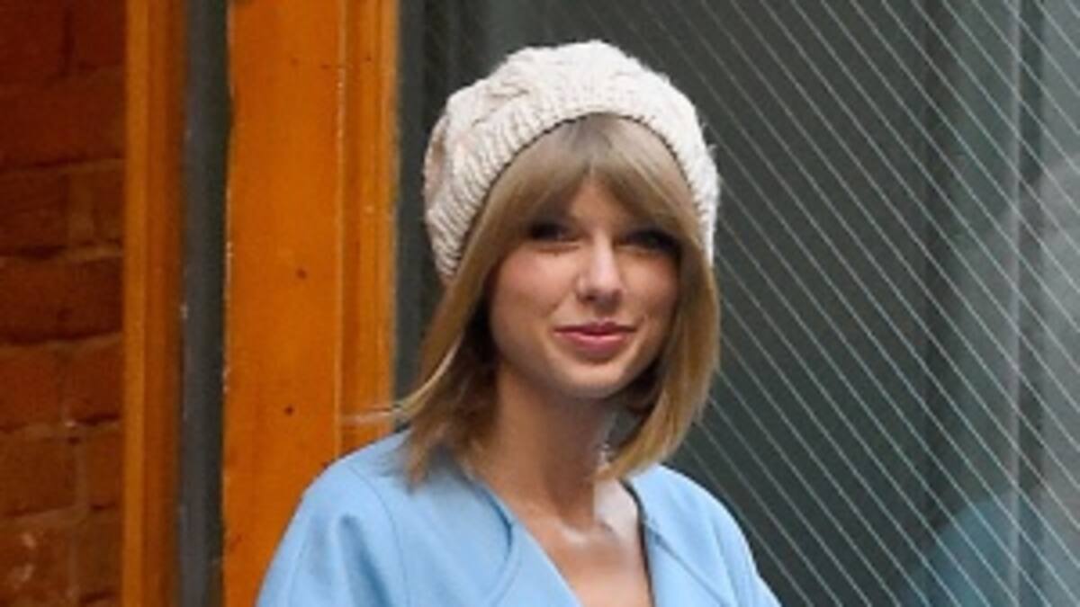Taylor Swift sonríe mientras duerme porque sueña que está siendo fotografiada